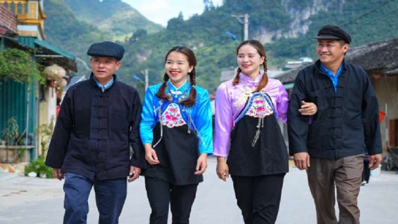 trang-phuc-dan-toc-hoa