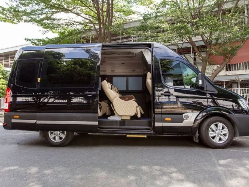 Xe Limousine sang trọng đón khách tại Nam Định