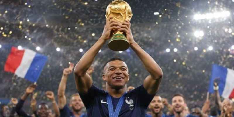 mbappe-bao-nhieu-tuoi-su-nghiep-ruc-ro-1